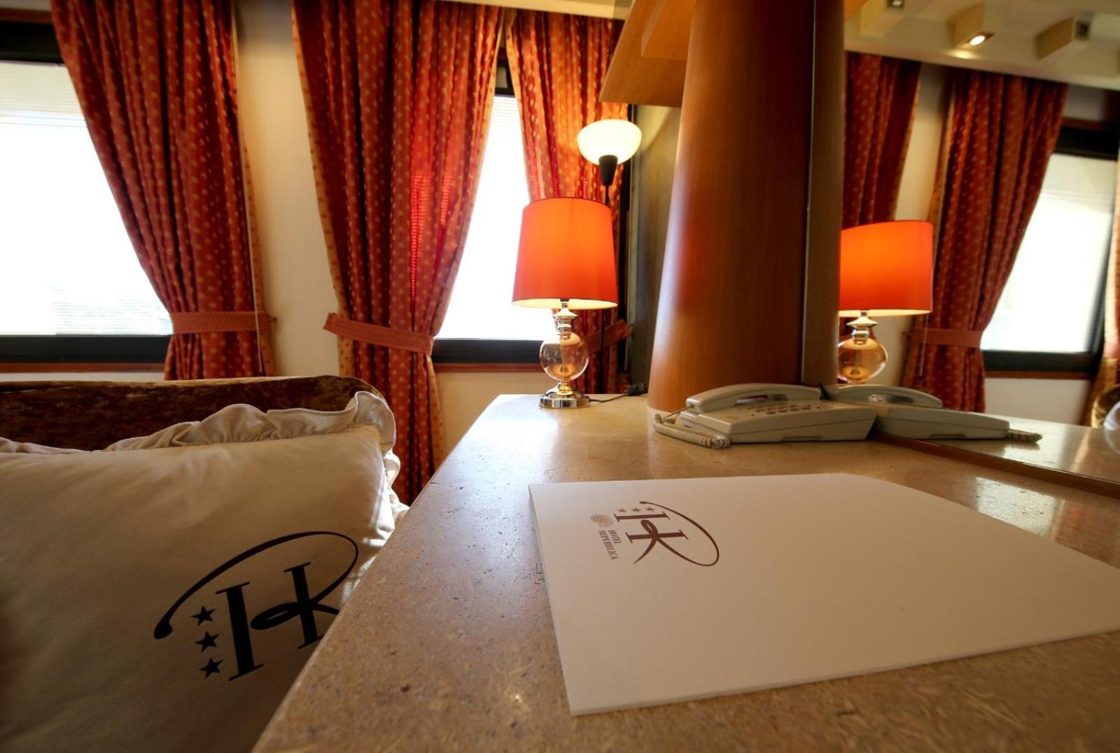 Hr Hotel 蒙法尔科内 外观 照片